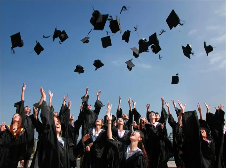 هل تبحث عن جامعات لا تشترط آيلتس أو توفل للدراسة؟ اكتشف أهم الوجهات الدراسية المتاحة!