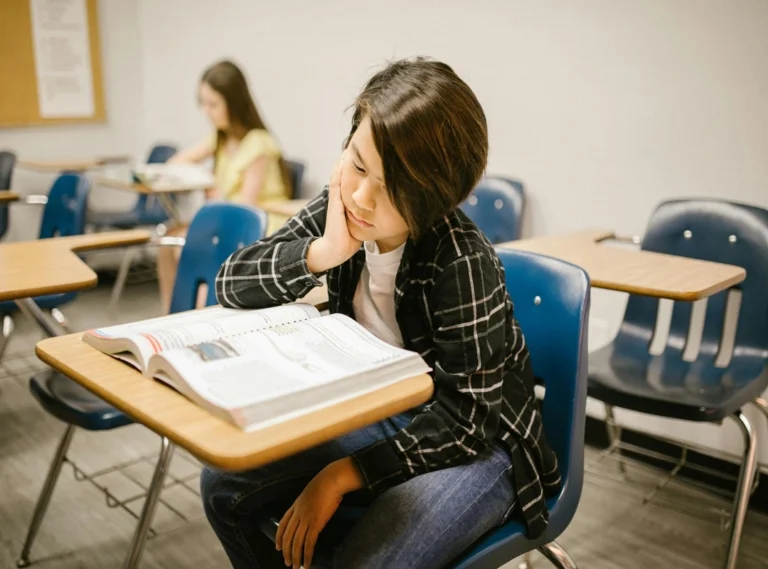 تحسين الأداء الأكاديمي للأطفال ذوي التعلم البطيء: استراتيجيات فعّالة ودعم متكامل